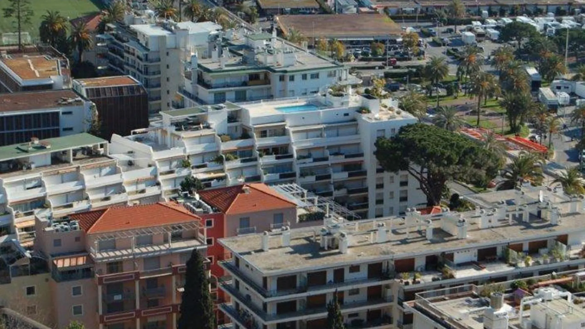 Grand 2P Avec Parking Et Terrasse, Piscine Sur Le Toit, Proche Des Plages A Menton - Fr-1-196-172